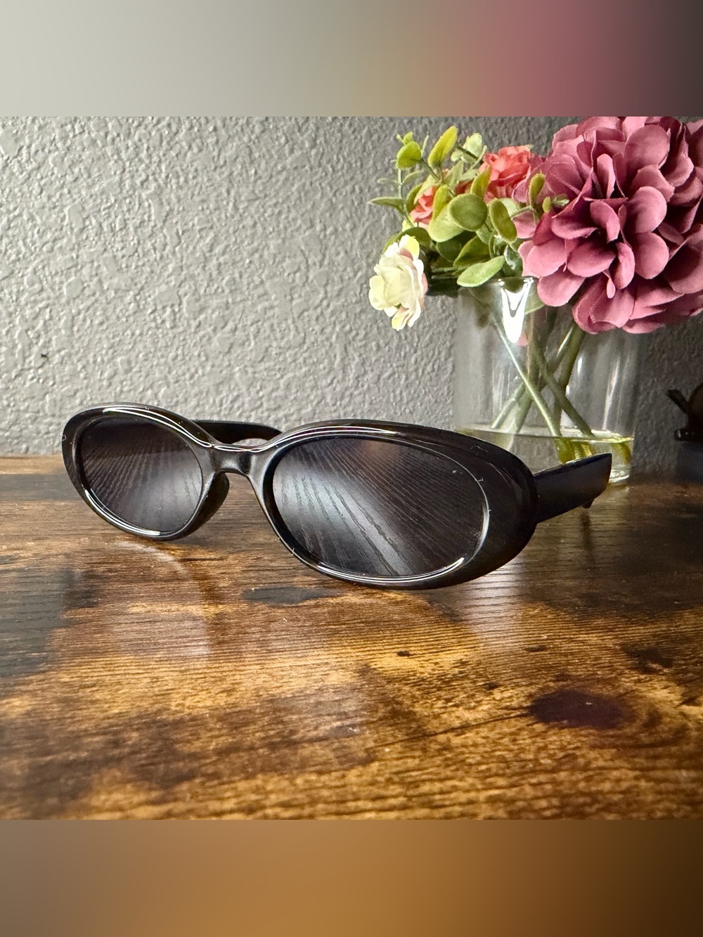 Women's Black Oval Sunglasses - Classic UV Protection